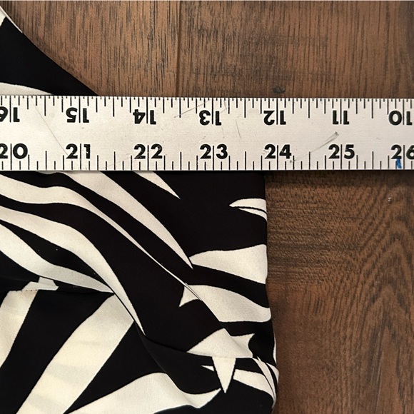 Alfani Woman Black and White Asymmetrical Leaf Print Women's Sleeveless Top 18W - Picture 10 of 10